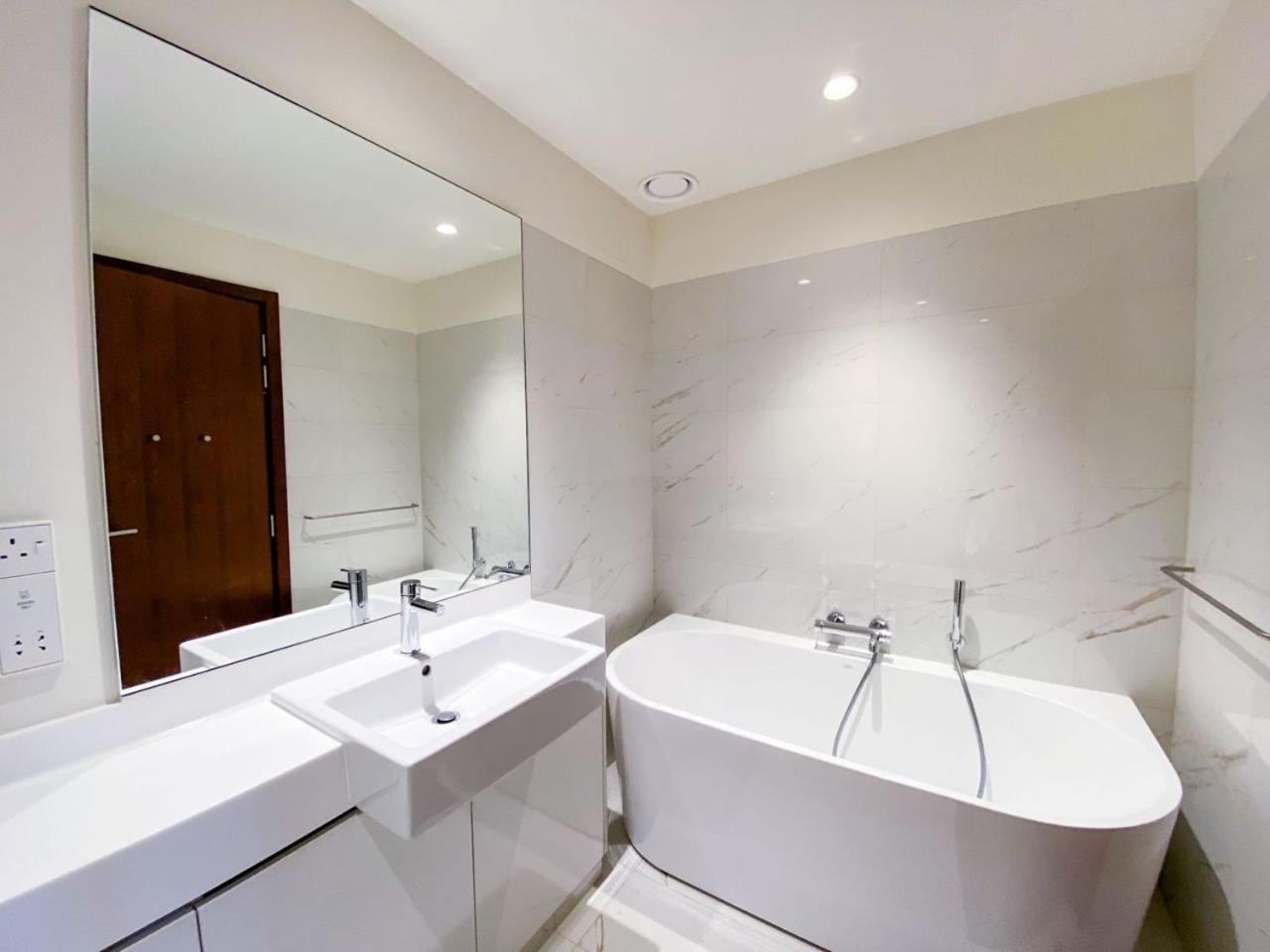 Brand New Water Front Luxury Cinnamon Suites Apartment In Heart Of Colombo City Buitenkant foto