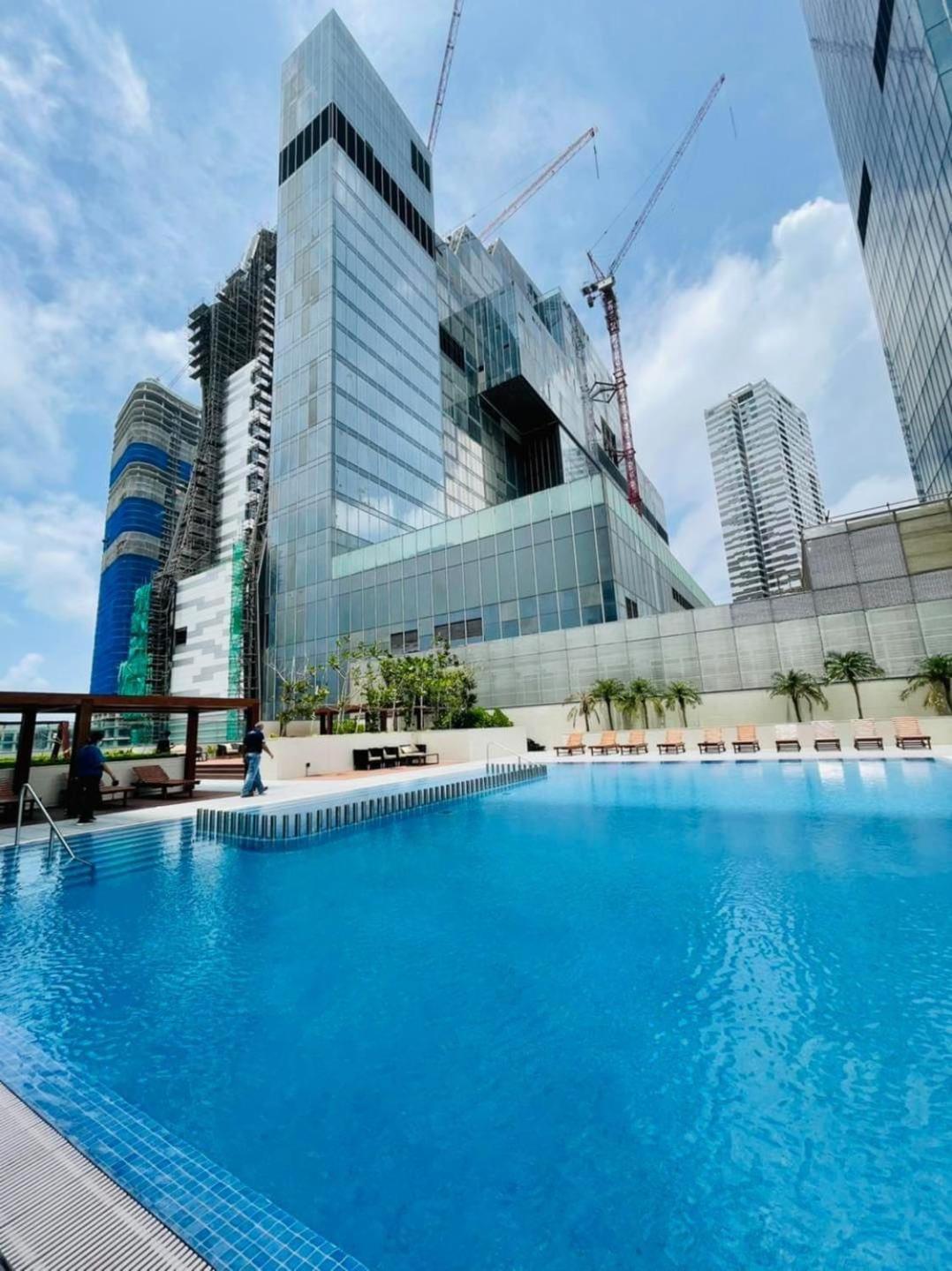 Brand New Water Front Luxury Cinnamon Suites Apartment In Heart Of Colombo City Buitenkant foto